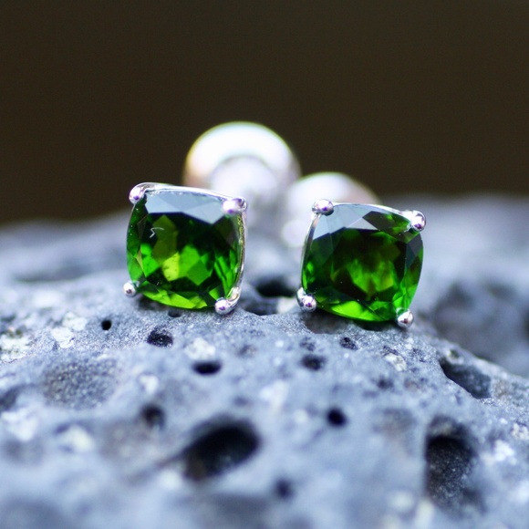 Handmade 5mm Natural Chrome Diopside Stud Earrings Sterling Silver 925 - Picture 1 of 8